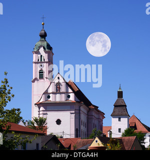 Église catholique romaine „Frauenkirche“ ou „zu du XVIIIe siècle de style Rokoko Unserer lieben Frau“ dans la vieille ville de la ville souabe De Günzburg et pleine lune Banque D'Images