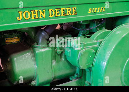 Vue rapprochée d'un moteur de tracteurs John Deere. Banque D'Images