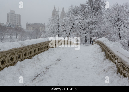 Pont Bow dans Central Park lors d'une tempête de neige à New York City, New York. Banque D'Images