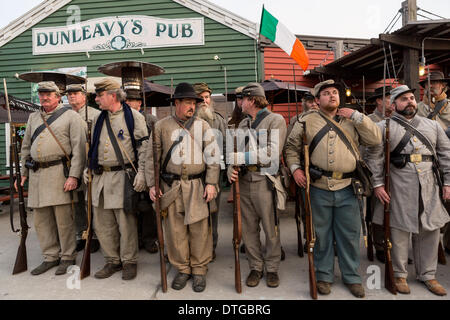 Civil War Confederate de reconstitution historique s'aligner en face d'un bar sur la plage lors d'un événement pour marquer le 150e anniversaire du naufrage de l'USS Housatonic par l'H.L. Février 17, 2014 Hunley sur Sullivan's Island, SC. L'Hunley fut le premier sous-marin à couler un navire en bataille, puis a subi un accident tuant l'équipage. Banque D'Images