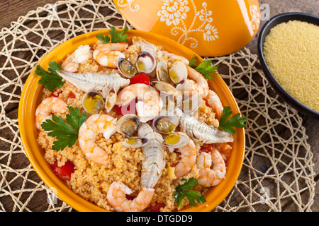 Aliments ethniques traditionnels : couscous tajine avec du poisson Banque D'Images