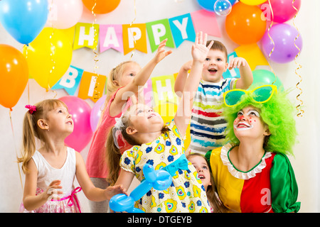 Groupe enfants jolly avec célébration anniversaire clown Banque D'Images