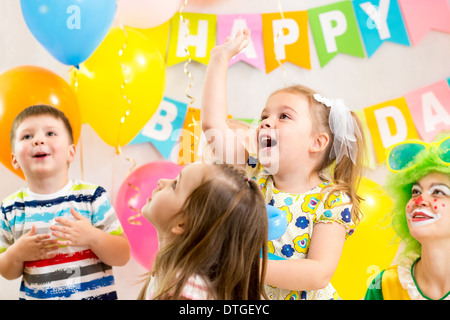 Groupe enfants jolly avec célébration anniversaire clown Banque D'Images