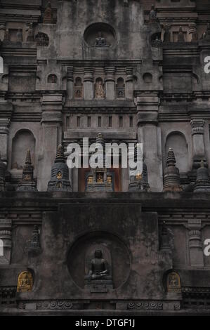 (140218) -- Bodh Gaya (Inde), le 18 février 2014 (Xinhua) -- Photo prise le 17 février 2014 montre une partie du grand temple de Du Temple de la Mahabodhi à Bodhgaya, Etat du Bihar, l'Est de l'Inde. Du Temple de la Mahabodhi constitue l'un des quatre lieux saints liés à la vie du Bouddha, et en particulier à l'accomplissement de l'Illumination. Le premier temple a été construit par l'empereur Asoka au iiie siècle avant J.-C., et le temple actuel date du 5ème ou 6ème siècles. C'est l'un des plus anciens temples Bouddhistes construits en brique, toujours debout dans l'Inde, de la période Gupta. (Xinhua/Chen Banque D'Images