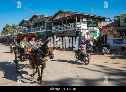 BAGAN, MYANMAR - CIRCA DÉCEMBRE 2013 : dans la rue du marché Nyaung U près de Bagan au Myanmar Banque D'Images