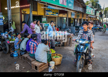 BAGAN, MYANMAR - CIRCA DÉCEMBRE 2013 : dans la rue du marché Nyaung U près de Bagan au Myanmar Banque D'Images