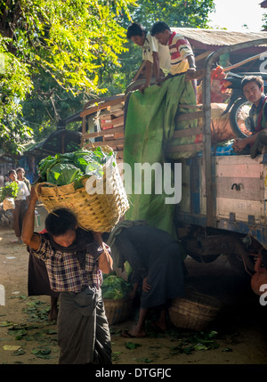 BAGAN, MYANMAR - CIRCA DÉCEMBRE 2013 : des légumes dans le marché de Nyaung U près de Bagan au Myanmar Banque D'Images