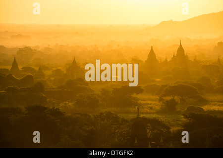 Lever du soleil sur les célèbres temples et pagodes à Bagan au Myanmar Banque D'Images