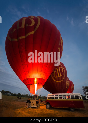 BAGAN, MYANMAR - CIRCA DÉCEMBRE 2013 : Hot air balloons obtenir prêt à voler tôt le matin à Bagan. Banque D'Images