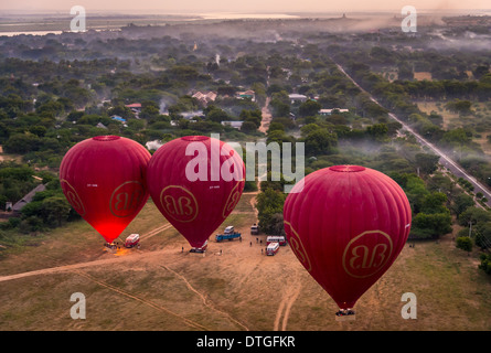 BAGAN, MYANMAR - CIRCA DÉCEMBRE 2013 : Hot air balloons prêt à voler sur la plaine de Bagan au petit matin. Banque D'Images