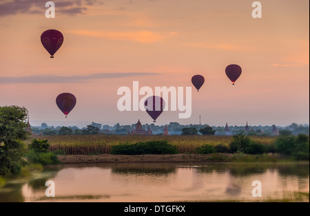 BAGAN, MYANMAR - CIRCA DÉCEMBRE 2013 : montgolfières survolant les plaines de Bagan au petit matin. Banque D'Images