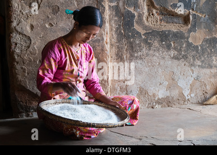 BAGAN, MYANMAR - CIRCA DÉCEMBRE 2013 : femme birmane avec un bol de riz complet ou Banque D'Images