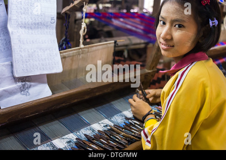 Jeune femme travaillant webing Amarpura en tissus typiques birmans au Myanmar Banque D'Images