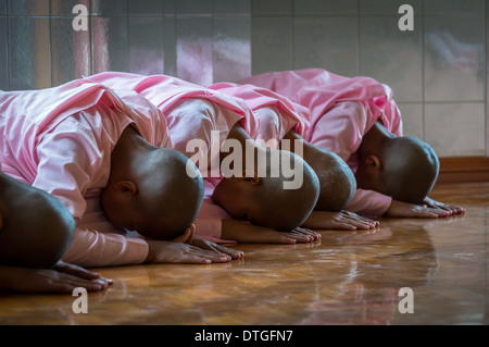 MANDALAY, MYANMAR - CIRCA DÉCEMBRE 2013 : moniales de méditer dans un monastère près de Mandalay en Birmanie Banque D'Images