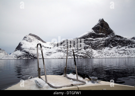 D'un voyage dans les fjords du Groenland. Iceberg et l'eau froide. Les roches. La ville de Nuuk est situé au début du fjord. Banque D'Images