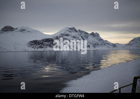 D'un voyage dans les fjords du Groenland. Iceberg et l'eau froide. Les roches. La ville de Nuuk est situé au début du fjord. Banque D'Images