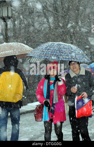 Hangzhou, Chine, Province de Zhejiang. Feb 18, 2014. Les piétons marcher dans la neige à Hangzhou, capitale de la Chine de l'est la province du Zhejiang, le 18 février 2014. Credit : Ju Huanzong/Xinhua/Alamy Live News Banque D'Images