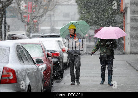 Hangzhou, Chine, Province de Zhejiang. Feb 18, 2014. Les piétons marcher dans la neige à Hangzhou, capitale de la Chine de l'est la province du Zhejiang, le 18 février 2014. Credit : Ju Huanzong/Xinhua/Alamy Live News Banque D'Images