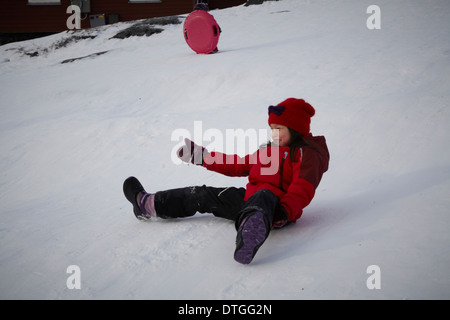 Les enfants jouant sur la glace. Nuuk Groenland Banque D'Images