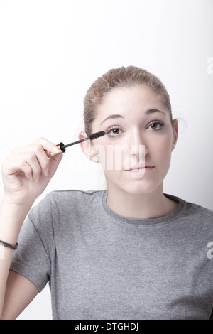 Teenage girl applying mascara Banque D'Images