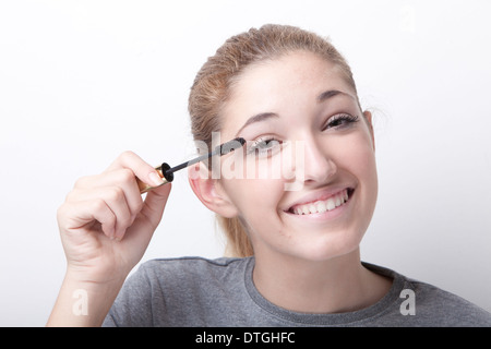 Teenage girl applying mascara Banque D'Images