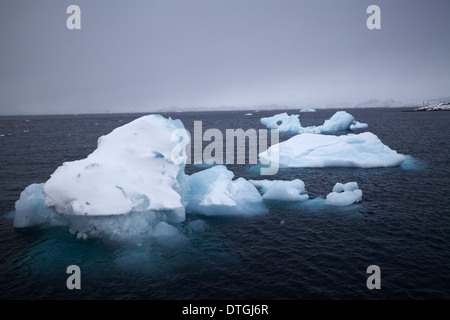 Iceberg flottant dans Kangersuneq Godthåpsfjorden (Groenland). Kalaallit Nunaat Banque D'Images