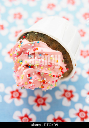 Petits gâteaux au chocolat avec garniture aux fraises Banque D'Images
