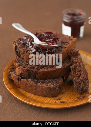 Moelleux au chocolat noir avec de la confiture de cerise Griotte Banque D'Images