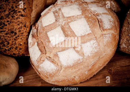 Groupe de différents type de pain sur table en bois Banque D'Images