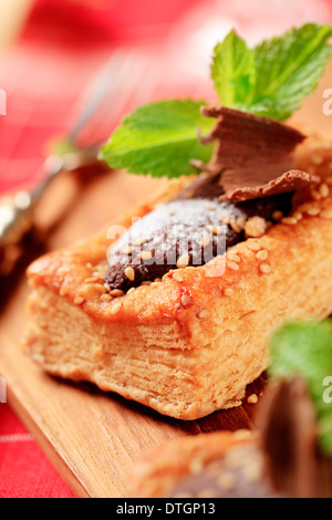 Chocolat noir fourré le vol-au-vent saupoudrée de graines de sésame Banque D'Images