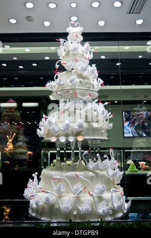 Gâteau de mariage la plus chère dans Black Swan Luxury Cake Shop à Beijing, Chine. Il est à 1 999 RMB (999 315 000 $ ou 232 000 E) Banque D'Images