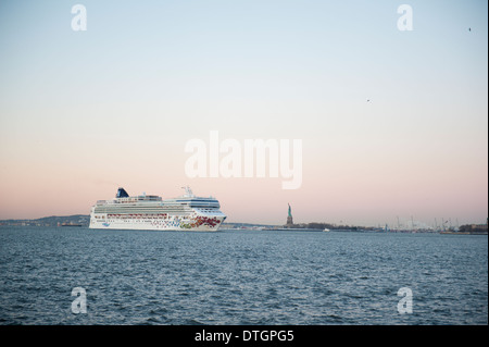 Le bateau de croisière Norwegian Gem, arrivant dans le port de New York à l'aube. Banque D'Images