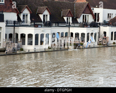 L'eau est pompée par la fenêtre d'un hôtel sur les bords de la Tamise. Banque D'Images