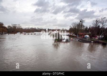 Goring on Thames écluses inondées, lock the échoués dans les eaux de crue. Banque D'Images