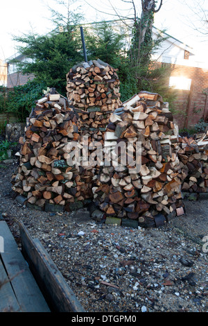 Gros tas de bois disposées en cains sécher. Banque D'Images