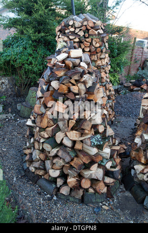 Gros tas de bois disposées en cains sécher. Banque D'Images