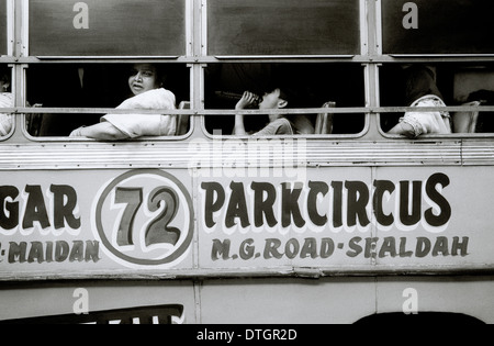 Le transport par autobus à Kolkata Calcutta dans le Bengale occidental en Inde, en Asie du Sud. Public Transport de passagers des autobus Personnes Lifestyle Travel Life Banque D'Images