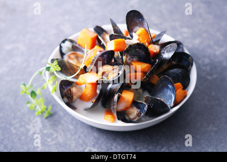 Moules au sweet potaoes et sauce aux agrumes Banque D'Images