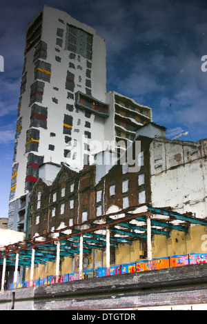 La tour de l'usine de Cranfield à Ipswich, Suffolk, UK, comme un reflet dans le port de plaisance. Bardage intact avant la tempête à la fin de 2013. Banque D'Images