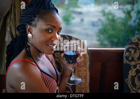 Black femme voyageant dans le Livingstone Express train de luxe de boire du vin. Le Royal Livingstone Express offre aux voyageurs Banque D'Images