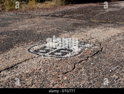 L'historique Route 66 shield peint sur l'ancienne route Banque D'Images