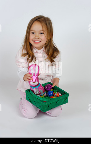 Fille est heureux d'un panier de Pâques et un lapin de Pâques au chocolat Banque D'Images