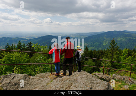 Les randonneurs en profitant de la vue de la plaine du Danube de Kreuzfelsen peak, Dreitannenriegel, près de la montagne, forêt de Bavière Grafling Banque D'Images