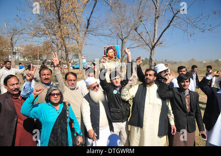Islamabad. Feb 18, 2014. Les partisans de l'ancien président pakistanais Pervez Musharraf crier des slogans à Islamabad, capitale du Pakistan le 18 février 2014. L'ancien président pakistanais Pervez Musharraf a comparu mardi dans un tribunal spécial pour faire face à des accusations de haute trahison pour abroger de constitution en 2007, ses avocats ont dit. Credit : Ahmad Kamal/Xinhua/Alamy Live News Banque D'Images