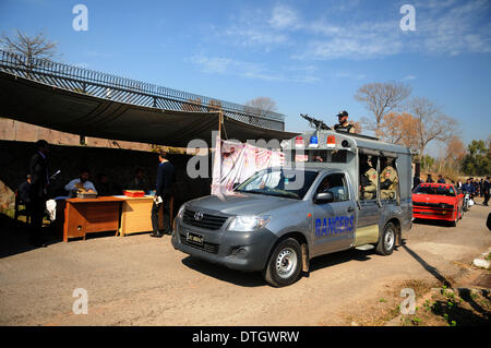 Islamabad. Feb 18, 2014. Patrouille de rangers pakistanais au cours de l'audience de l'ancien président pakistanais Pervez Musharraf lors d'une cour d'Islamabad, capitale du Pakistan le 18 février 2014. L'ancien président pakistanais Pervez Musharraf a comparu mardi dans un tribunal spécial pour faire face à des accusations de haute trahison pour abroger de constitution en 2007, ses avocats ont dit. Credit : Ahmad Kamal/Xinhua/Alamy Live News Banque D'Images