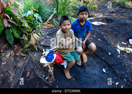 Les deux garçons dans le village des Xavantes, gens Tres Rios, près de la mission de Sangradouro, Primavera do Leste Banque D'Images