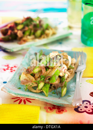 L'asperge verte,dulse seweed,l'oignon et au miso Salade de tofu et basilic Banque D'Images