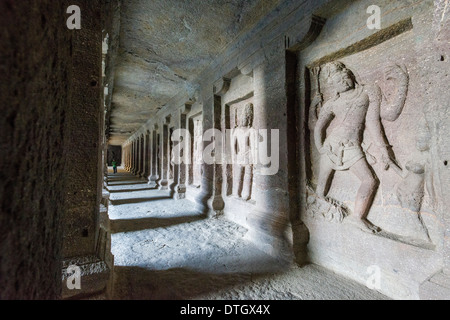 Reliefs de pierre dans la grotte 16, le Kailashanatha grotte, les grottes d'Ellora, UNESCO World Heritage Site, Ellora, Maharashtra, Inde Banque D'Images