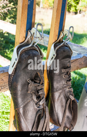 Vieux cuir noir chaussures de ski dans d'anciens colliers de ski Banque D'Images