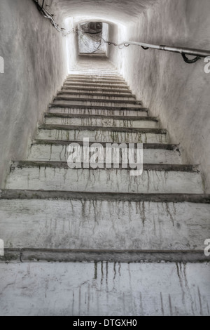 Long escalier couloir en blanc dans une tour Banque D'Images